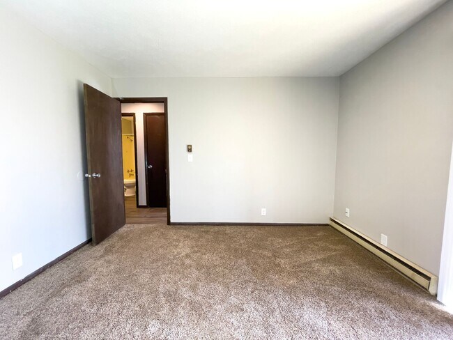 Building Photo - 2213 E Memorial Dr