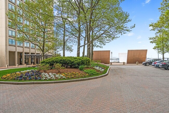 Building Photo - 85 E India Row
