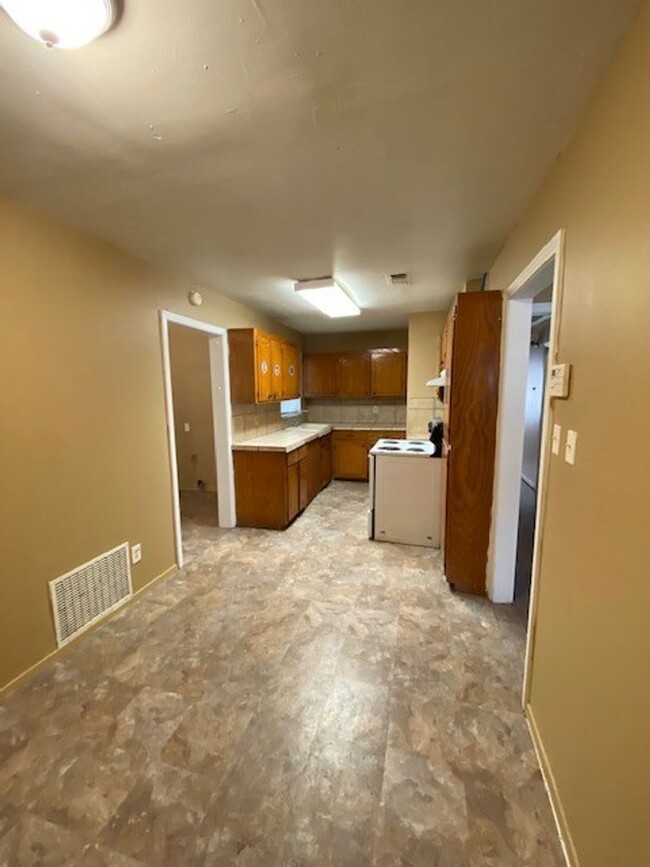 Building Photo - Cozy 3-bedroom, 1.5 bath for lease in west...