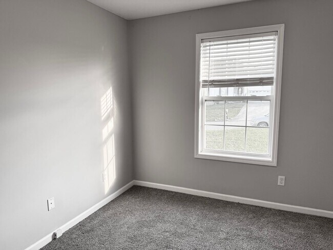Building Photo - Just Listed