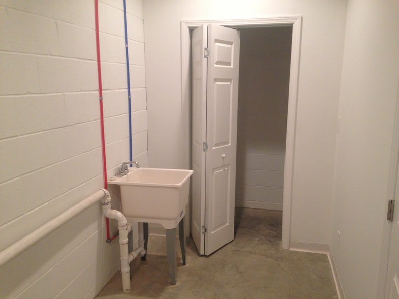 Laundry Room - 520 Broadway Ave