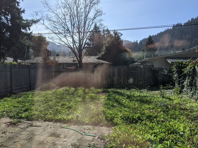 Building Photo - 2 bedroom 1 bathroom duplex