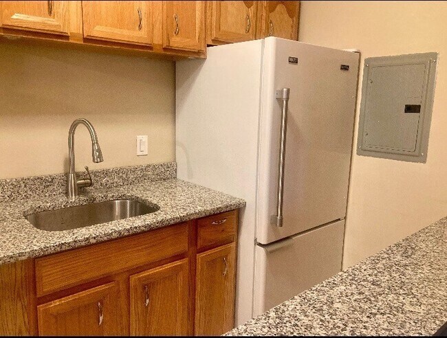 Building Photo - 10 Longwood Dr