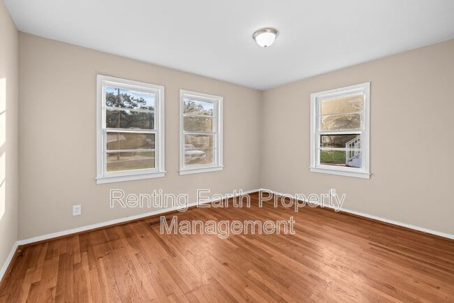 Building Photo - 2421 Circle Dr