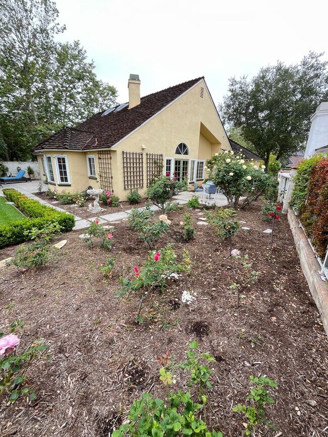 Building Photo - Large , Elegant Single Story House in Pres...