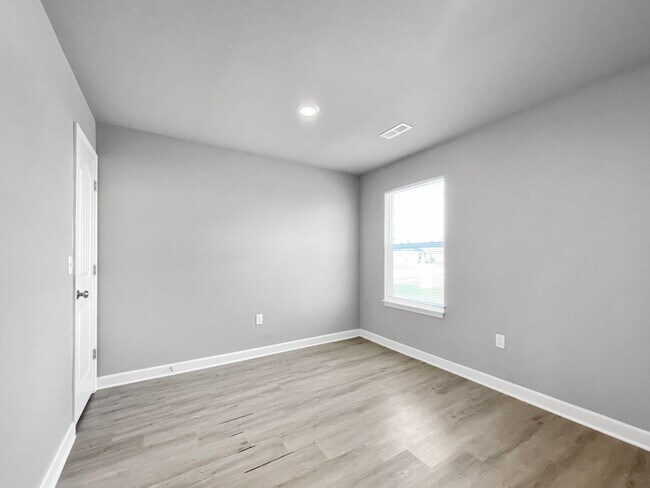 Building Photo - Beautiful Renovated Single Family Home | 3 BR/2BA Duplex| 1-Car Covered Parking |Spacious & Sunny...