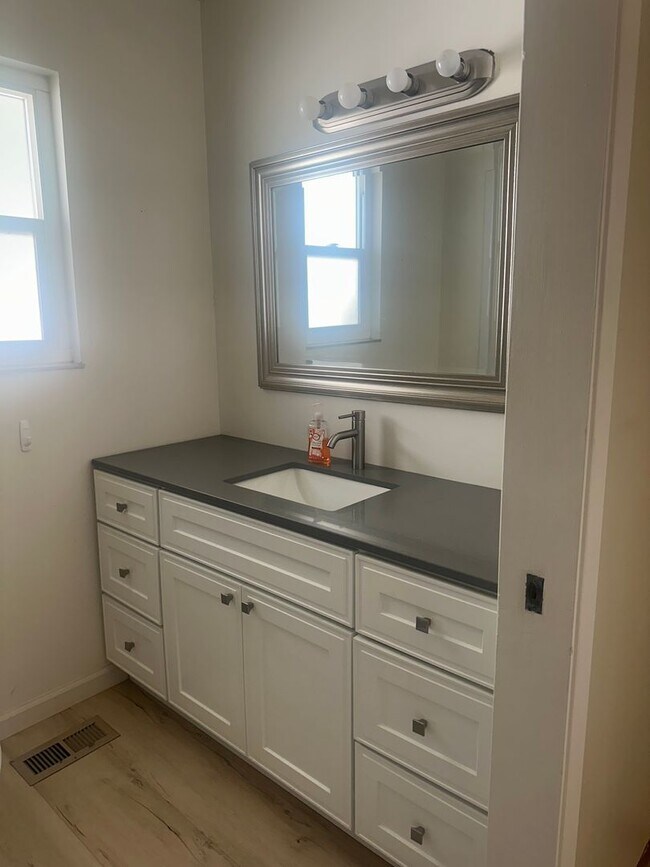 Building Photo - OPEN HOUSE 6/14/26 11:00-1:00