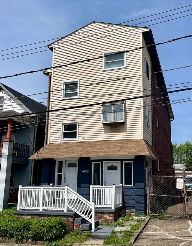 Building Photo - 7529 Roslyn St