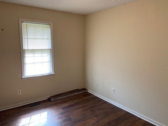 Building Photo - Darling Three Bedroom Home in Mount Holly NC!!