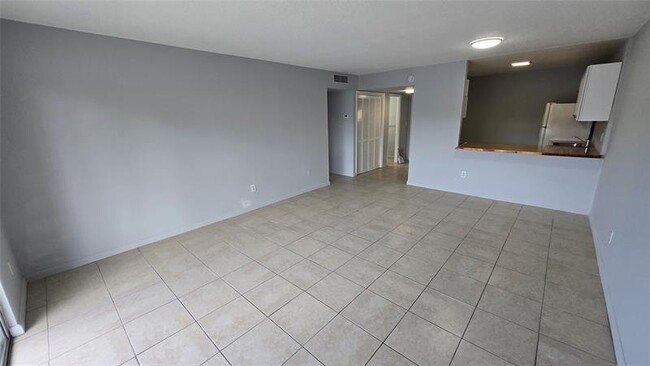 Building Photo - 15221 NE 6th Ave