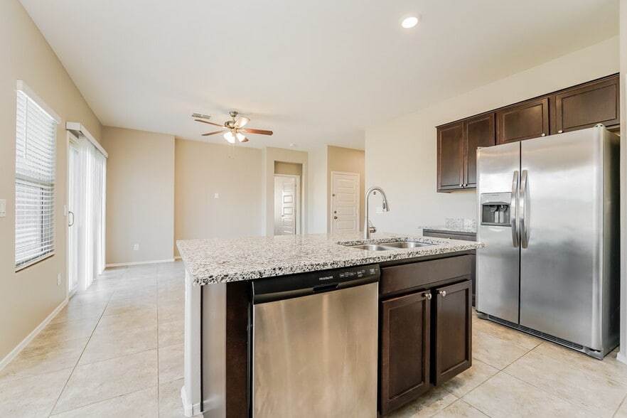 Building Photo - 7442 W Calle Colado