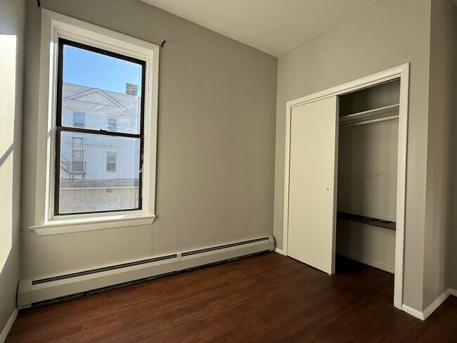 Building Photo - 846 Broadway