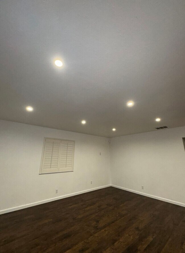 Building Photo - Beautifully Updated 3 Bed, 2 Bath House