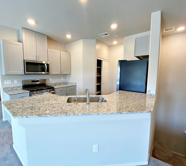 Building Photo - UPGRADED 2 BEDROOM TOWNHOME IN GATED COMMU...