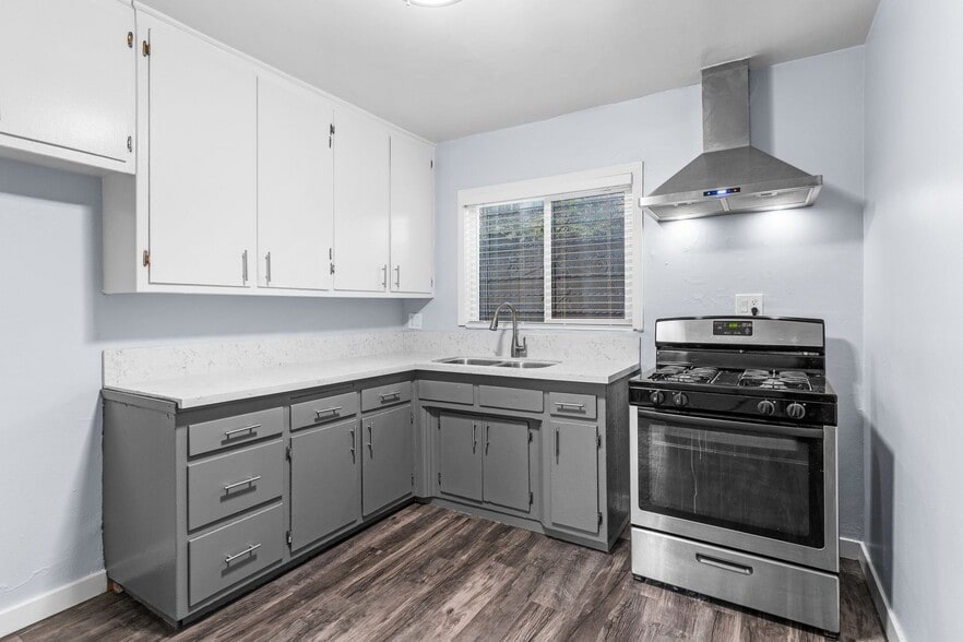 Building Photo - 925 E 19th St