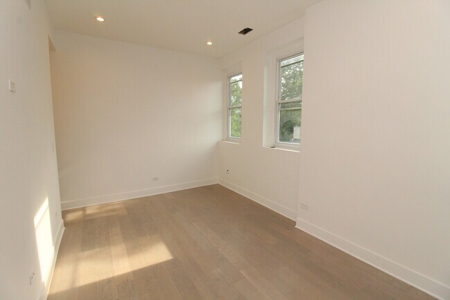 Building Photo - 1236 W Hubbard St