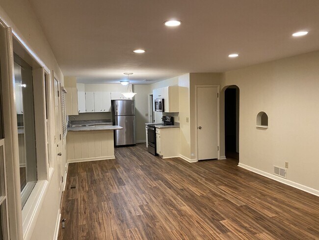 Building Photo - 2715 Sunnyview Ln