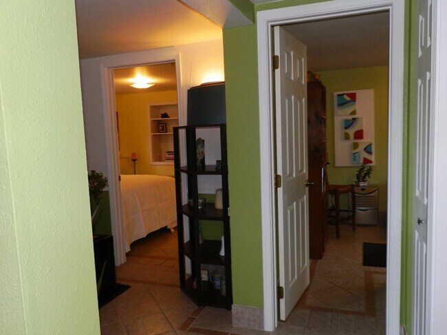 Building Photo - 208 27th Ave E