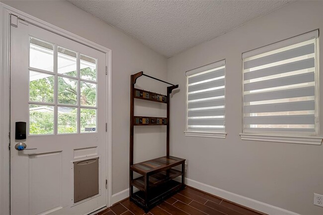 Building Photo - 10118 Briar Forest Dr