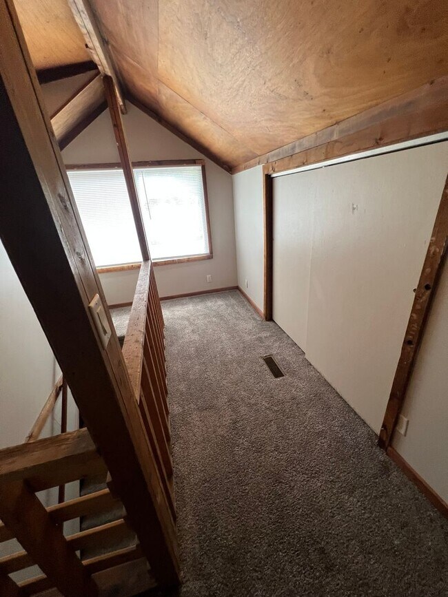 Building Photo - Large 5 bedroom house close to campus for ...