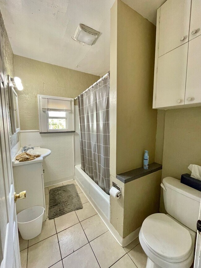 Building Photo - 1729 11th Ave