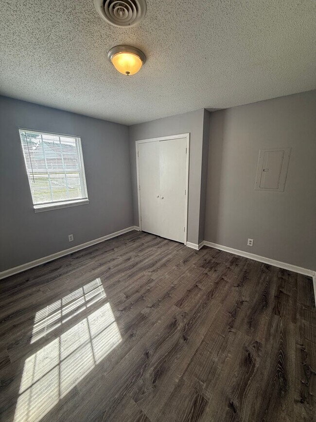 Building Photo - Centrally Located Duplex