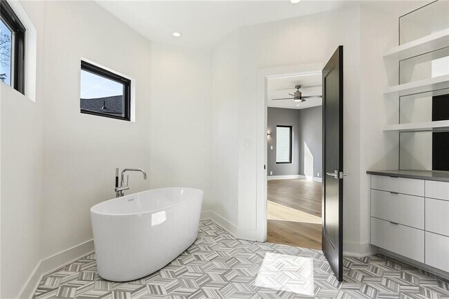 Building Photo - 2985 Lookout Pl NE