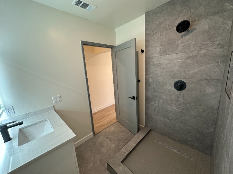 Building Photo - 2021 Beachwood Dr