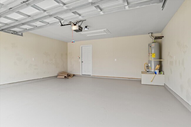 Building Photo - 627 E Fairway Lake Dr