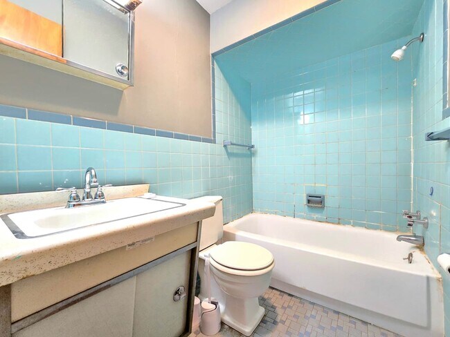 Building Photo - 1609 Lincolnway W