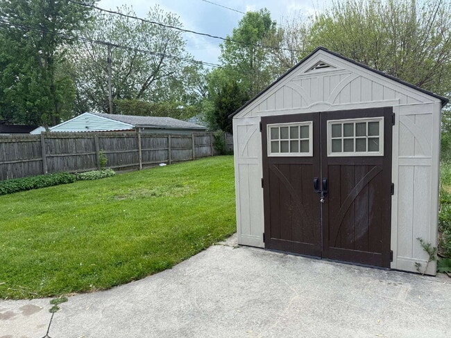 Building Photo - "3-Bedroom Retreat in Roseville – Spacious 1300 Sq Ft Home!"