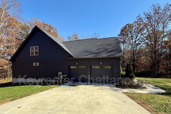 Building Photo - 8925 Pine Ridge Rd