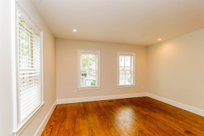 Building Photo - 131 Columbia St