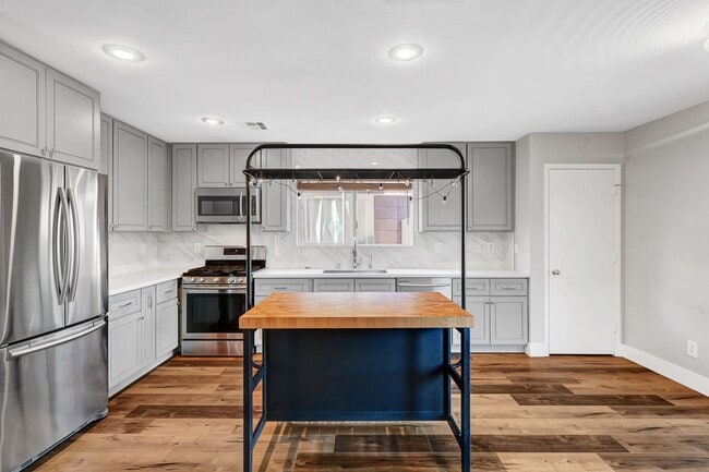 Building Photo - Remodeled Three Bedroom in Summerlin! No carpet!