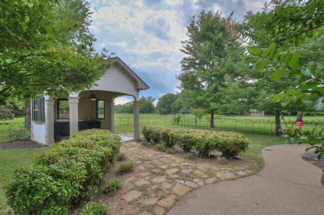 Building Photo - 4335 N Chapel Rd