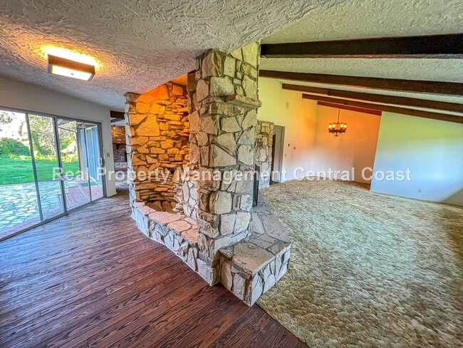 Building Photo - AVAILABLE OCTOBER - Large 4 Bedroom / 3 Ba...