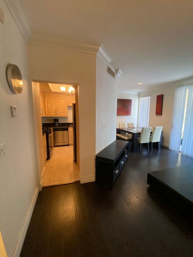 Building Photo - Charming Fully Furnished 1 Bedroom Condo: ...