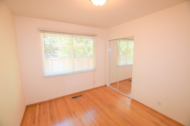 Building Photo - Beautiful 1,396 square foot home situated ...