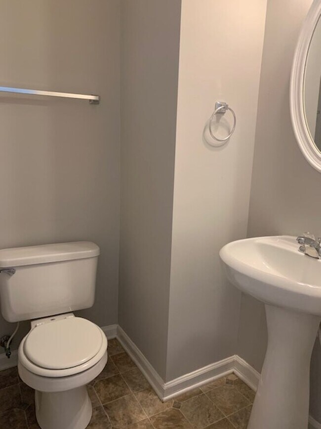 Building Photo - Beautiful 3BR / 2.5BA Split Level with Expansive Backyard and Privacy Fence!