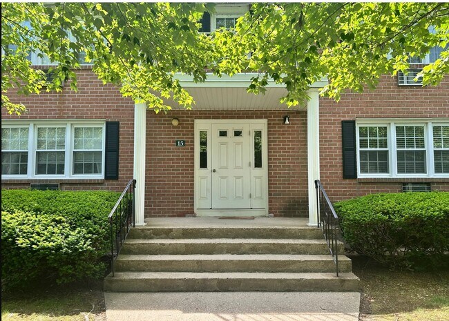 Building Photo - 15 Grandview Dr