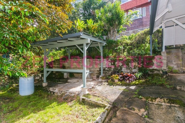 Building Photo - 1555 Moani St