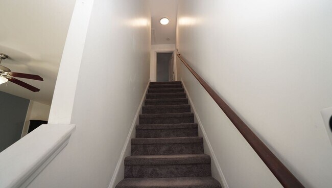 Building Photo - Two Bedroom Two and half Bathrooms Townhome!