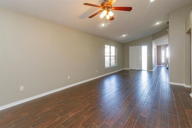 Building Photo - Single Family Home Like New