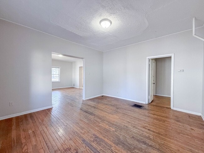 Building Photo - Short