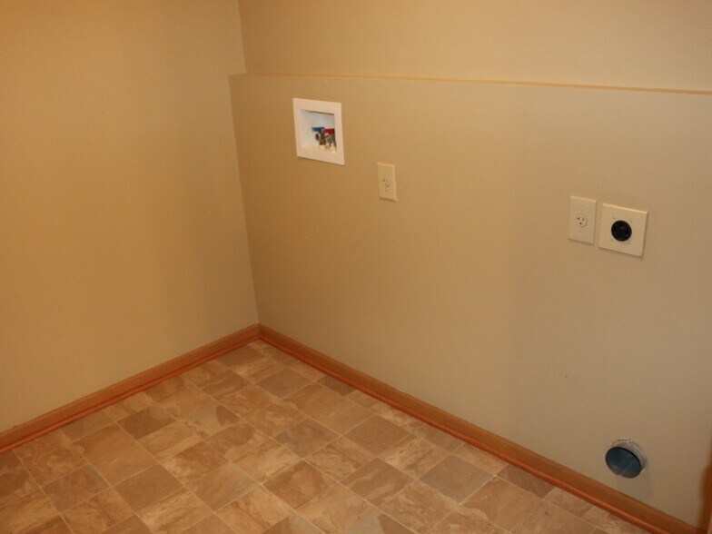 Building Photo - 395 Belfair Dr