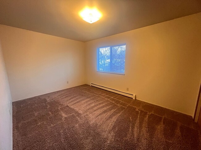 Building Photo - Spacious Two Bedroom Upper Apartment with Laundry in Unit!