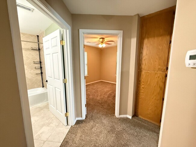 Building Photo - Kellysville 2 bedroom Plenty of Parking, Large fenced yard