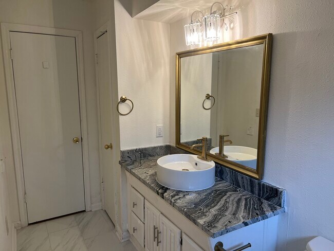 Building Photo - 3314 Kentwood Dr