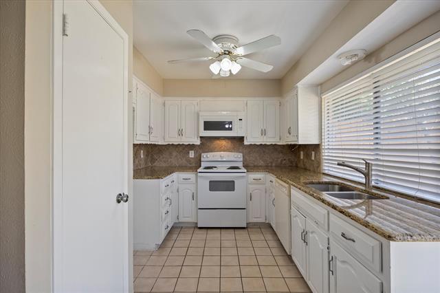 Building Photo - 2413 Village Green Dr