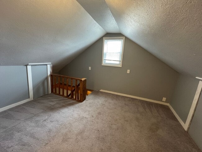 Building Photo - Fountain Square 3 Bed 2 Bath with fenced in backyard